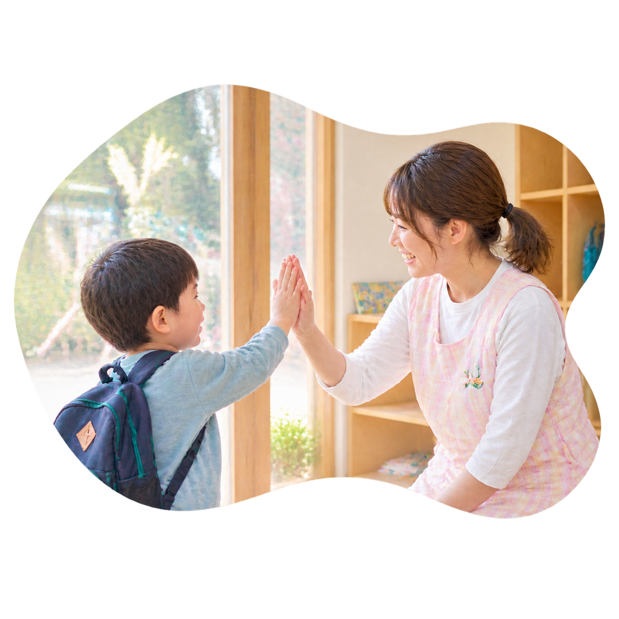 登園した園児と先生