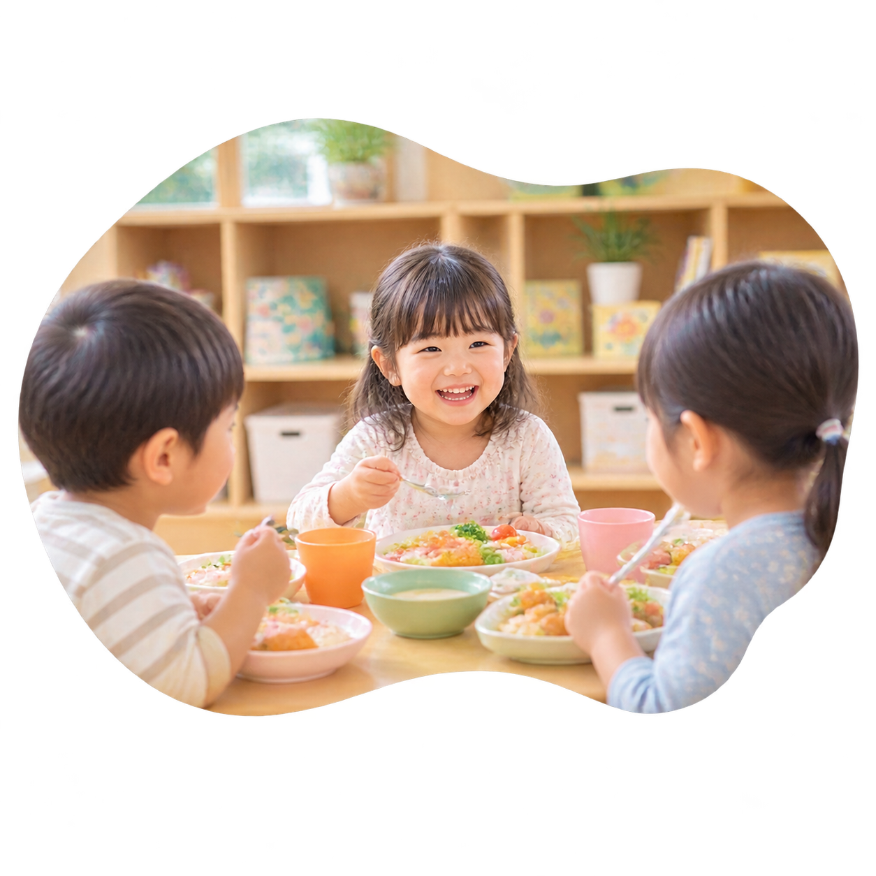 給食を食べる園児