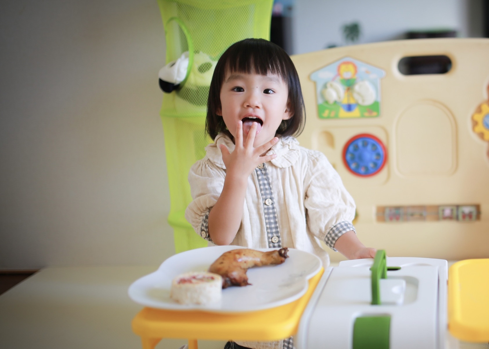園児が給食を楽しんでいる様子