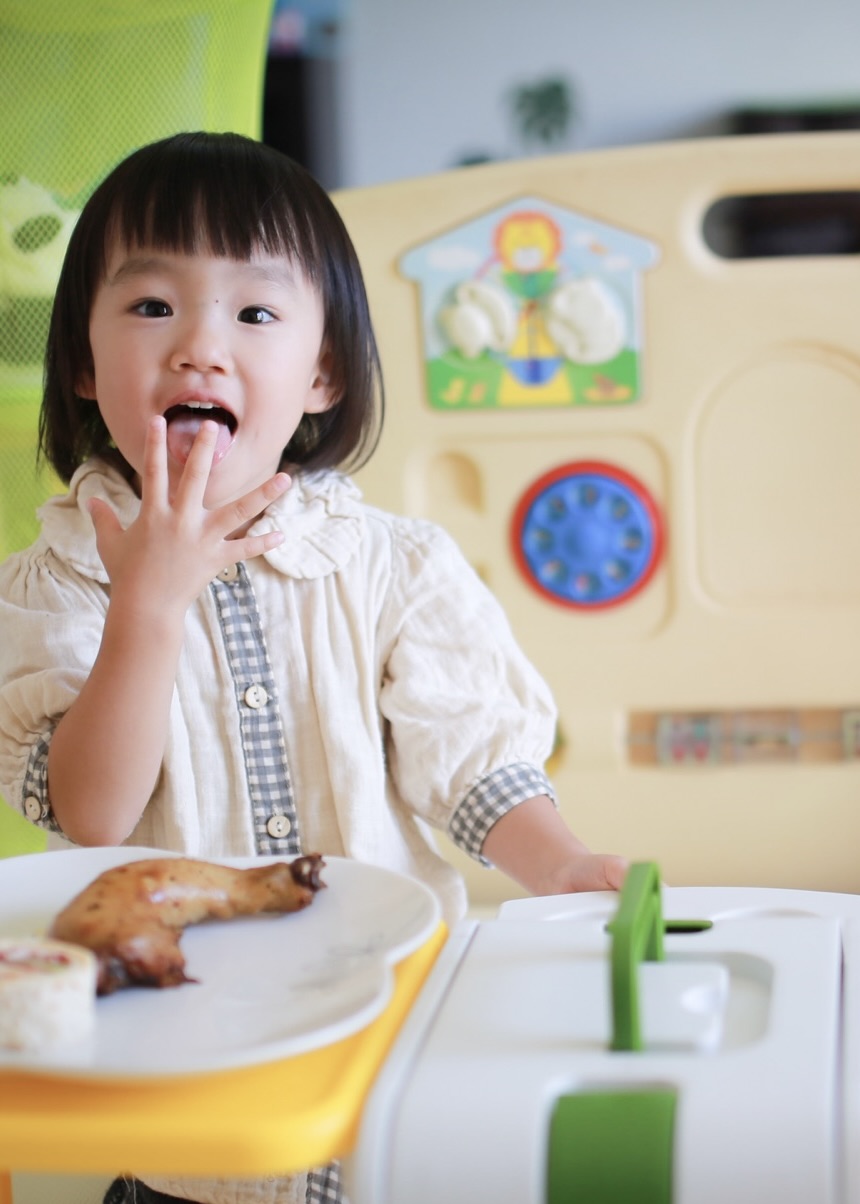 園児が給食を楽しんでいる様子