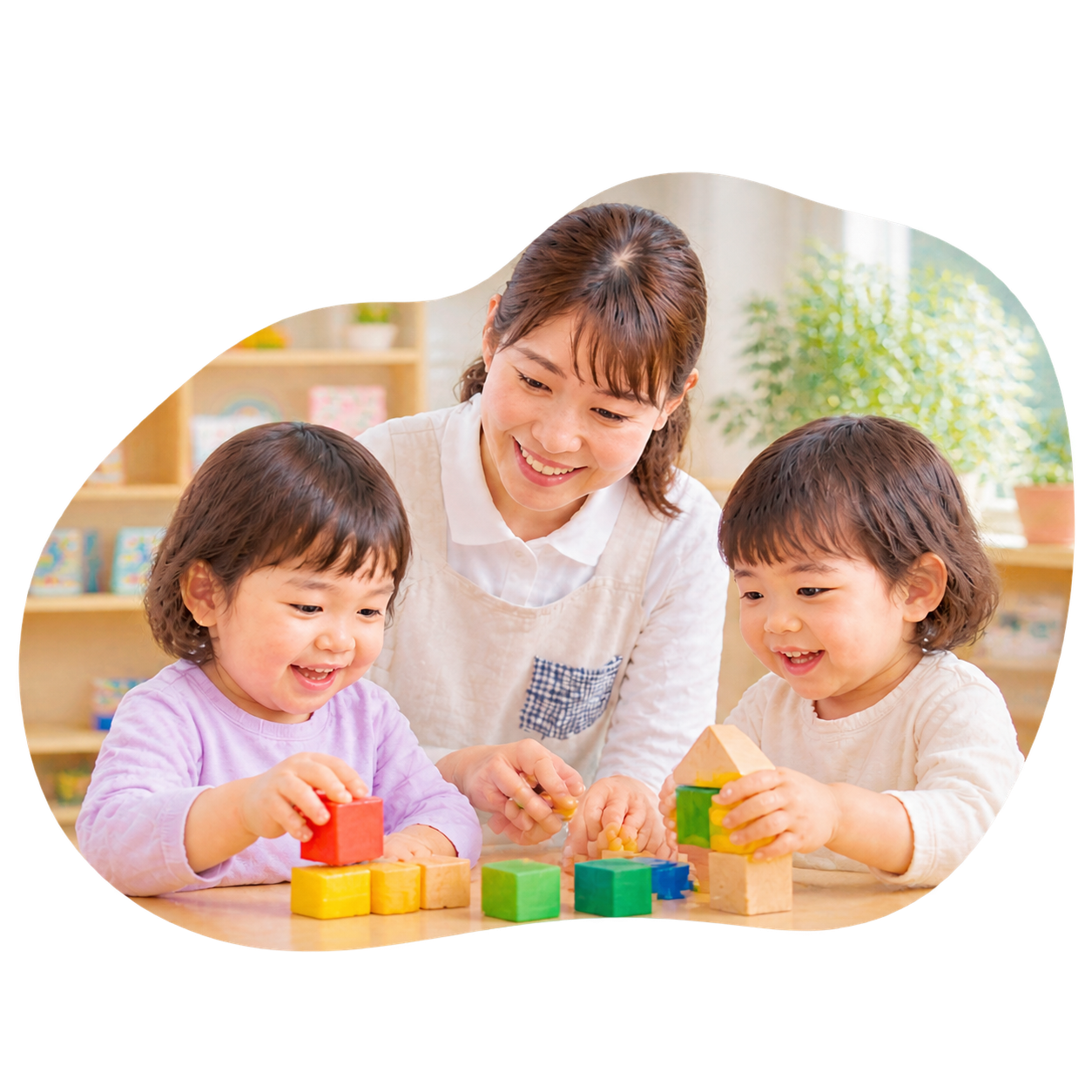 先生と子どもたちが積み木で遊んでいる様子