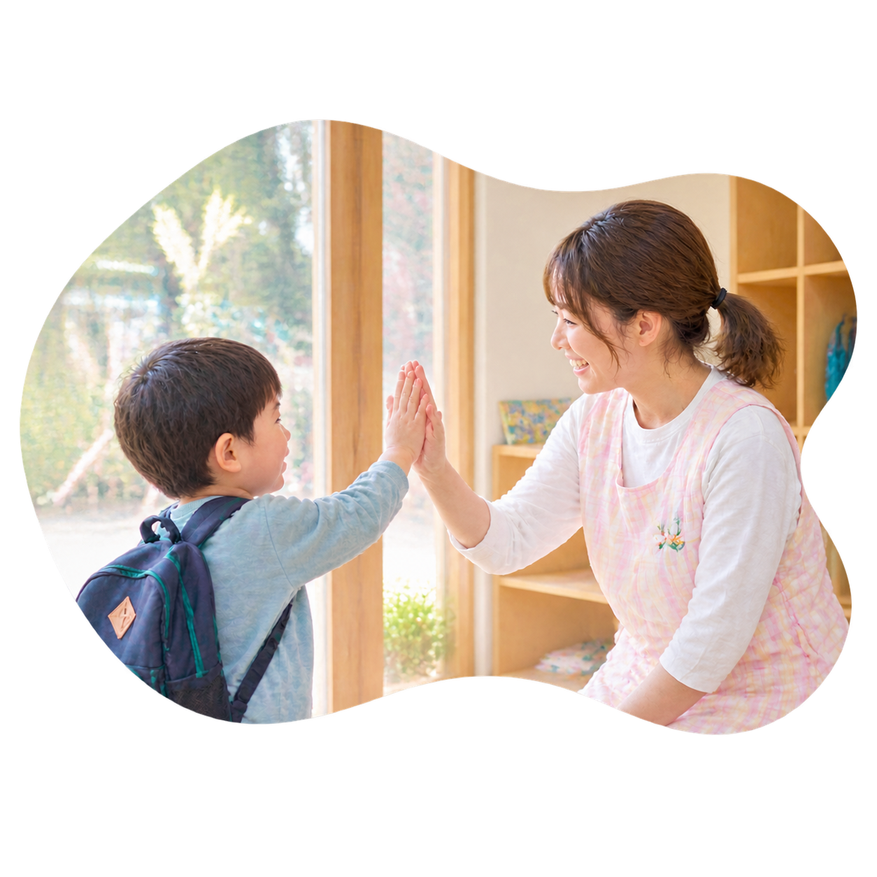 登園した園児と先生