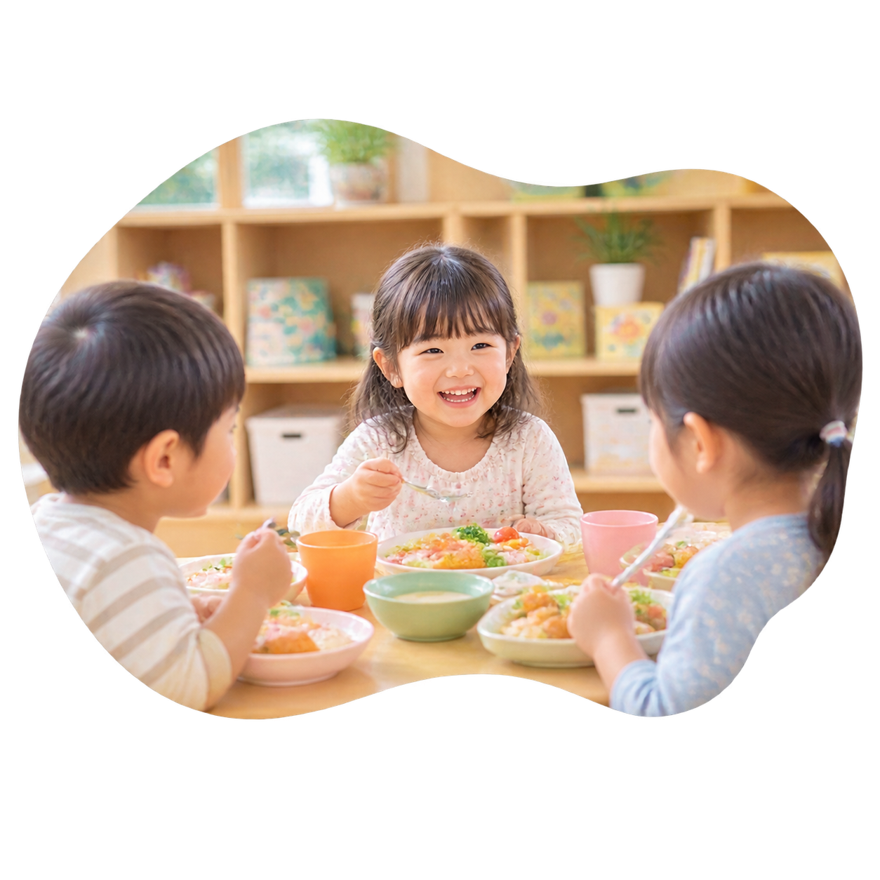 給食を食べる園児